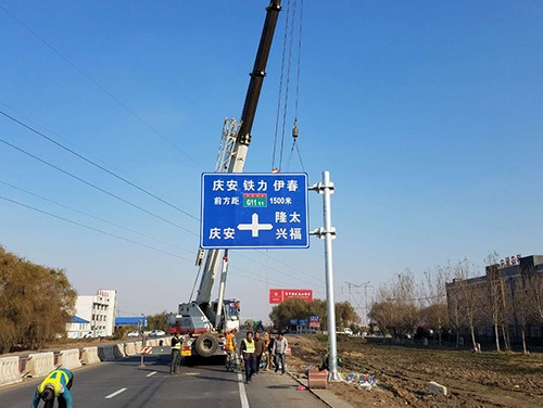 青岛青岛道路护栏网网片该如何进行正确的选购呢？